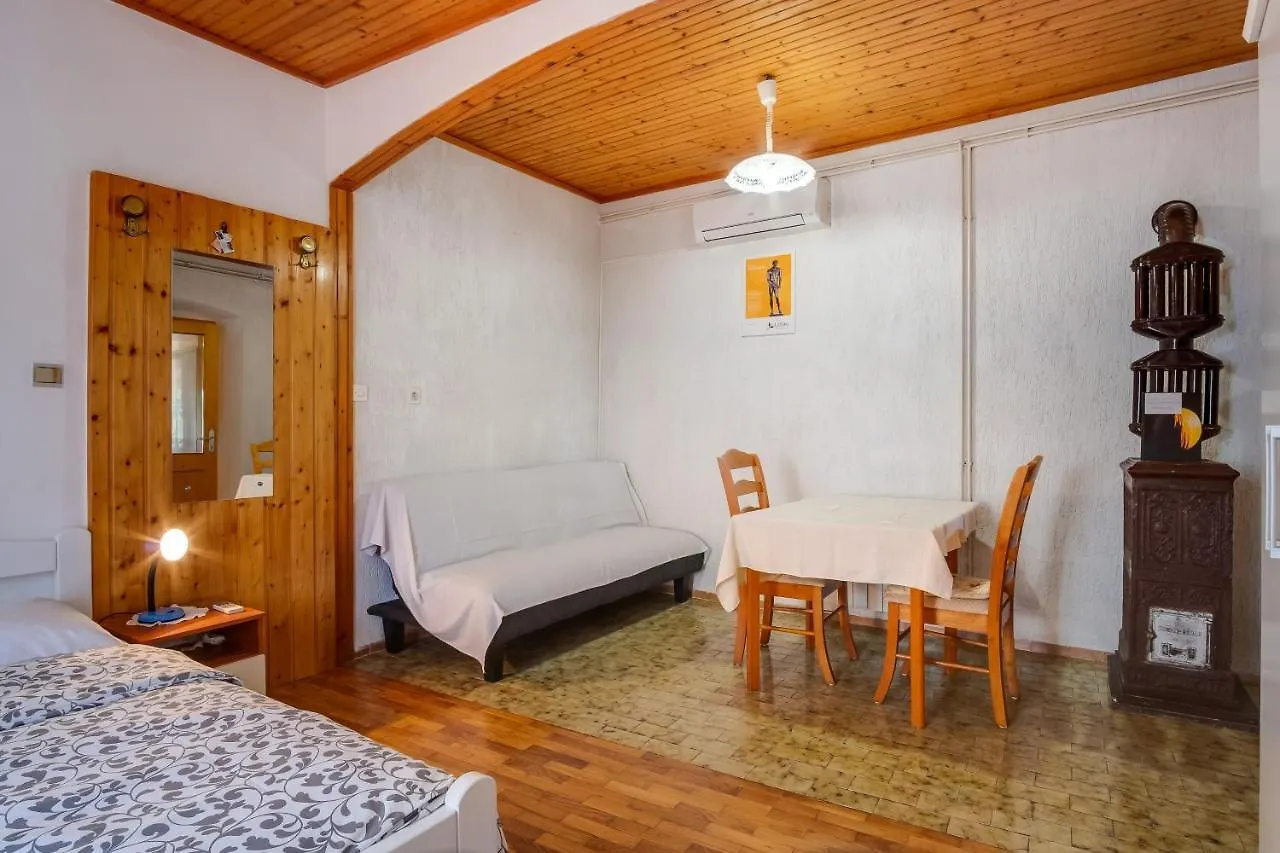 Apartments With A Parking Space Mali Lošinj Croácia
